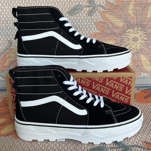 Vans WMNS Sentry Sk8-Hi
Black/White
VN0A5KY5BA2
Sneakers - Picture 1 of 16